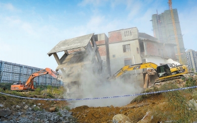 大型機(jī)械在現(xiàn)場(chǎng)拆除房屋