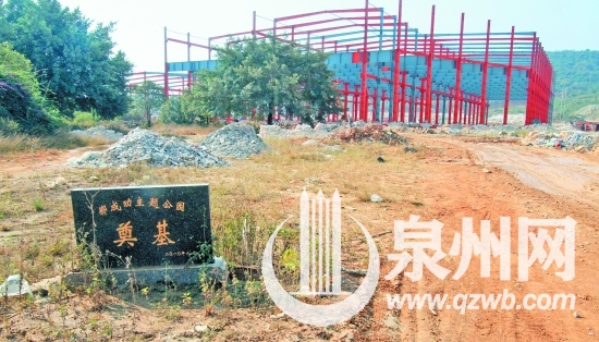 鄭成功主題公園奠基石旁，一座廠房拔地而起