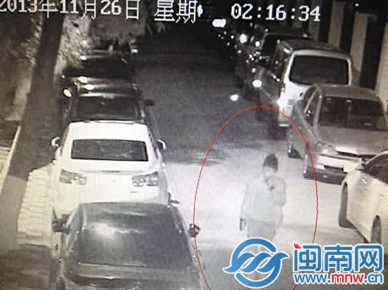 沈某作案時(shí)戴著頭套、口罩，全副武裝