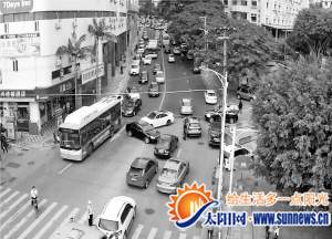 通往廈門實驗小學(xué)的道路兩邊常有車輛亂停放