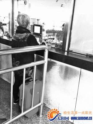 老人排隊(duì)買火車票