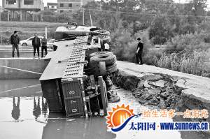 貨車翻進(jìn)蝦池汽油泄漏水中 一池魚蝦全部斃命