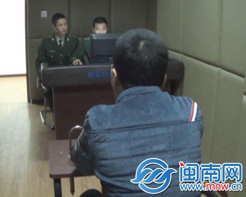 身著男裝、理著板寸頭的小珍,在派出所配合辦案