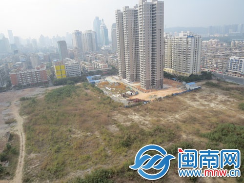 地處火車站、湖濱南繁華商圈的“寶地”昨日拍賣