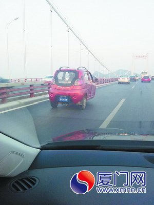 代步車(chē)開(kāi)上海滄大橋