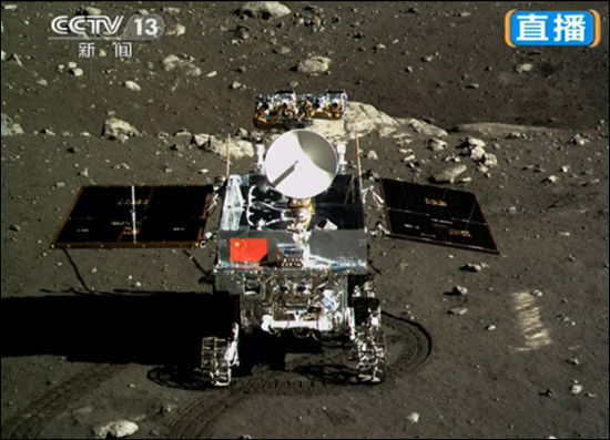 “嫦娥三號”著陸器拍下“玉兔號”巡視器照片
