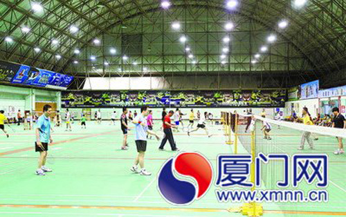 市民在奧一羽毛球館打球健身