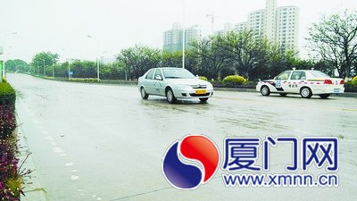 教練車和考試車擦身而過