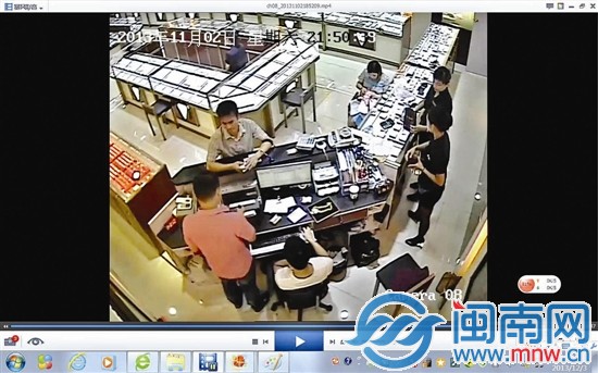 羊某美收到匯款后，便在金店狂買8萬(wàn)多元的金飾