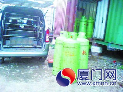 運(yùn)送燃?xì)夤薜能囕v是一輛后座改裝過(guò)的五菱微型面包車。