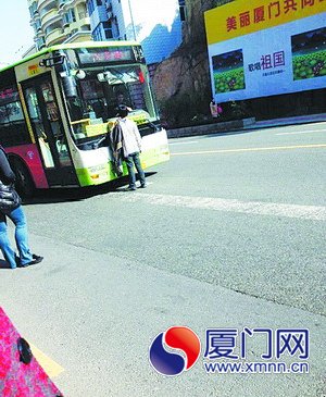 男子攔下公交車