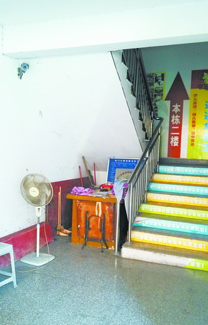 杏林月臺路某小區(qū)樓道的這個探頭，對準(zhǔn)樓道里外