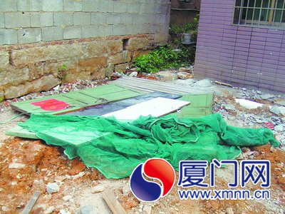 昨天下午，孩子掉落的化糞池上蓋著木板