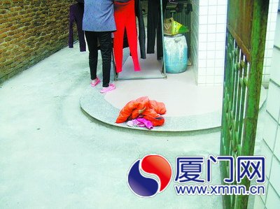 孩子的衣物留在家門前