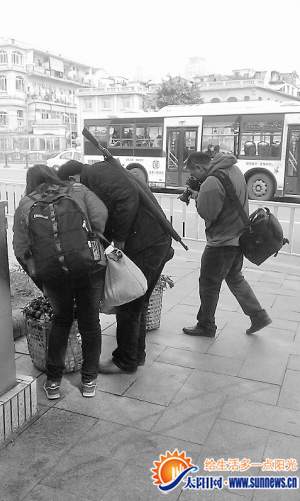 霸氣男身背“長槍”逛輪渡 民警追查發(fā)現(xiàn)是雨傘