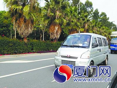 司機(jī)把書放在方向盤上。