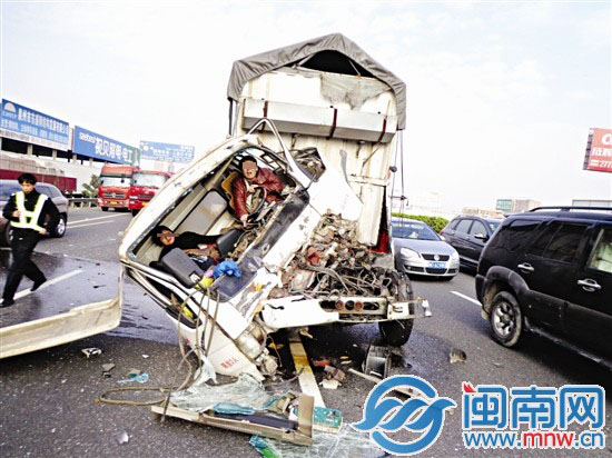 2人被困在變形的駕駛室內(nèi)