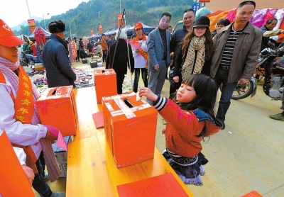 5歲半小女孩呂品熙為老人獻(xiàn)上一份愛心