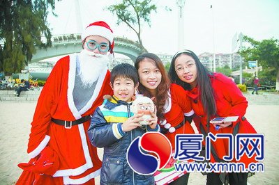 廈大學(xué)生扮圣誕老人 海灘上收垃圾送禮物(圖)