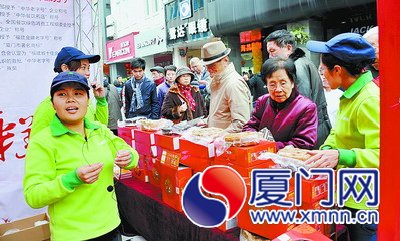 伴手禮店紛紛在中山路“卡位”。