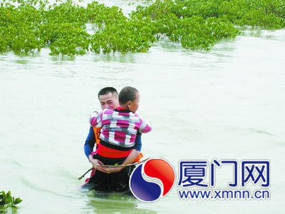 莊警官先把年紀較小的男孩抱上岸