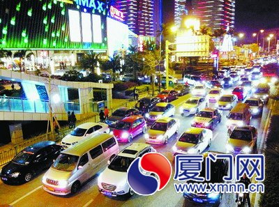 萬達(dá)廣場周邊,車排長龍