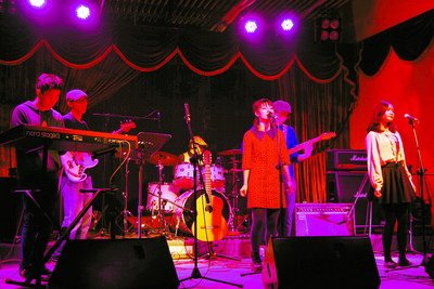 新娘周麗媛(穿紅色衣服)用自己創(chuàng)作的音樂唱出甜蜜