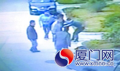 監(jiān)控顯示五名男子毆打兩人１