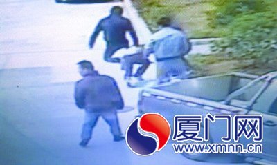 監(jiān)控顯示五名男子毆打兩人２
