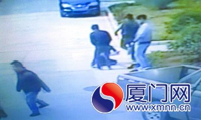 監(jiān)控顯示五名男子毆打兩人３