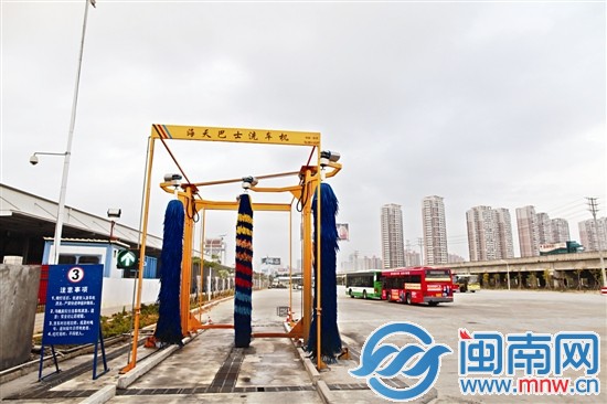 大型的自動(dòng)洗車(chē)機(jī)