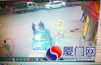 嫌疑人搶完金項(xiàng)鏈后逃跑