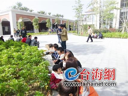 工人來到杏林灣商務(wù)營運中心門口