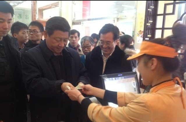 習(xí)近平包子鋪排隊就餐 自己買單端盤子1