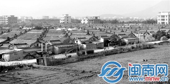 動(dòng)車外的潮式建筑很吸人眼球