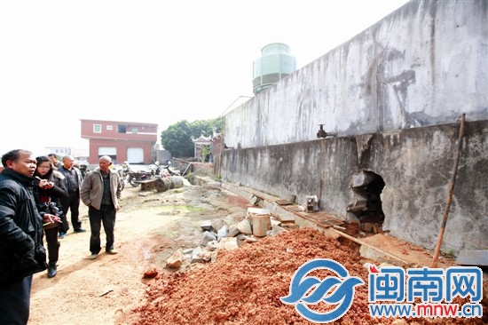 為修水管，在冷卻池下挖洞