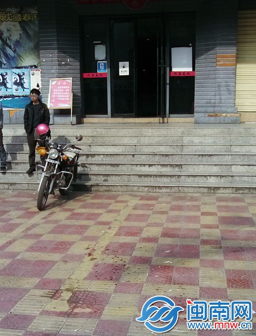 網(wǎng)吧地下一層的血跡一直延伸到門外