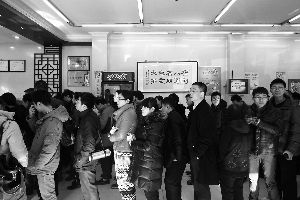 點(diǎn)餐的顧客排起“百轉(zhuǎn)千回”的長隊(duì)