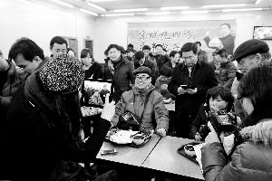 坐在習(xí)近平曾經(jīng)用餐的位置上拍照的顧客