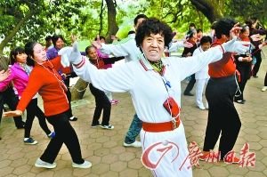 天河公園，大媽們戴著耳機(jī)安靜地跳著廣場舞