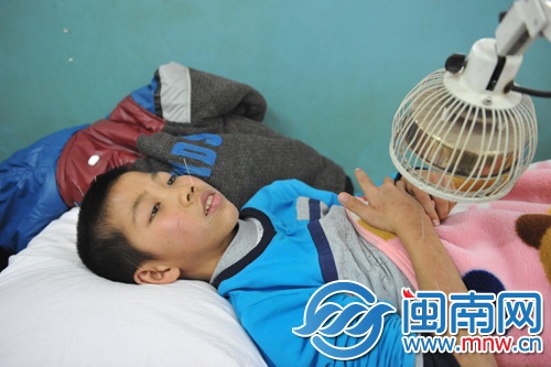 如今，他無法去上學(xué)，每天都要去醫(yī)院針灸