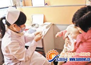 江頭社區(qū)衛(wèi)生服務(wù)中心醫(yī)務(wù)人員為孩子注射一類乙肝疫苗