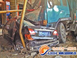 轎車車身嚴重變形