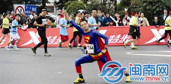 孫小墨參加了十多場(chǎng)馬拉松，每次必穿超人裝