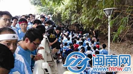 不少選手跳下演武大橋