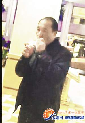 視頻中該男子態(tài)度囂張