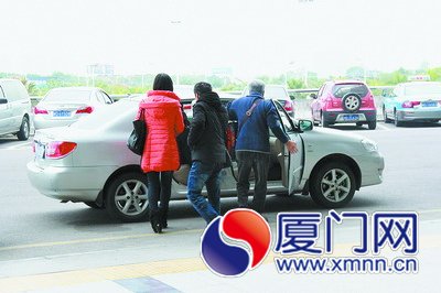 乘客被人拉走，坐上黑車