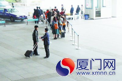 黑衣男子拉客，與正規(guī)出租車爭(zhēng)奪客源