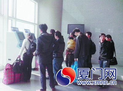 廈門北站的自助取票機前,取票的乘客排長隊