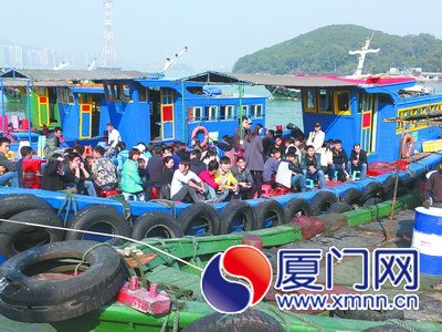 人多時(shí)，漁船滿載，搖搖晃晃讓人心驚